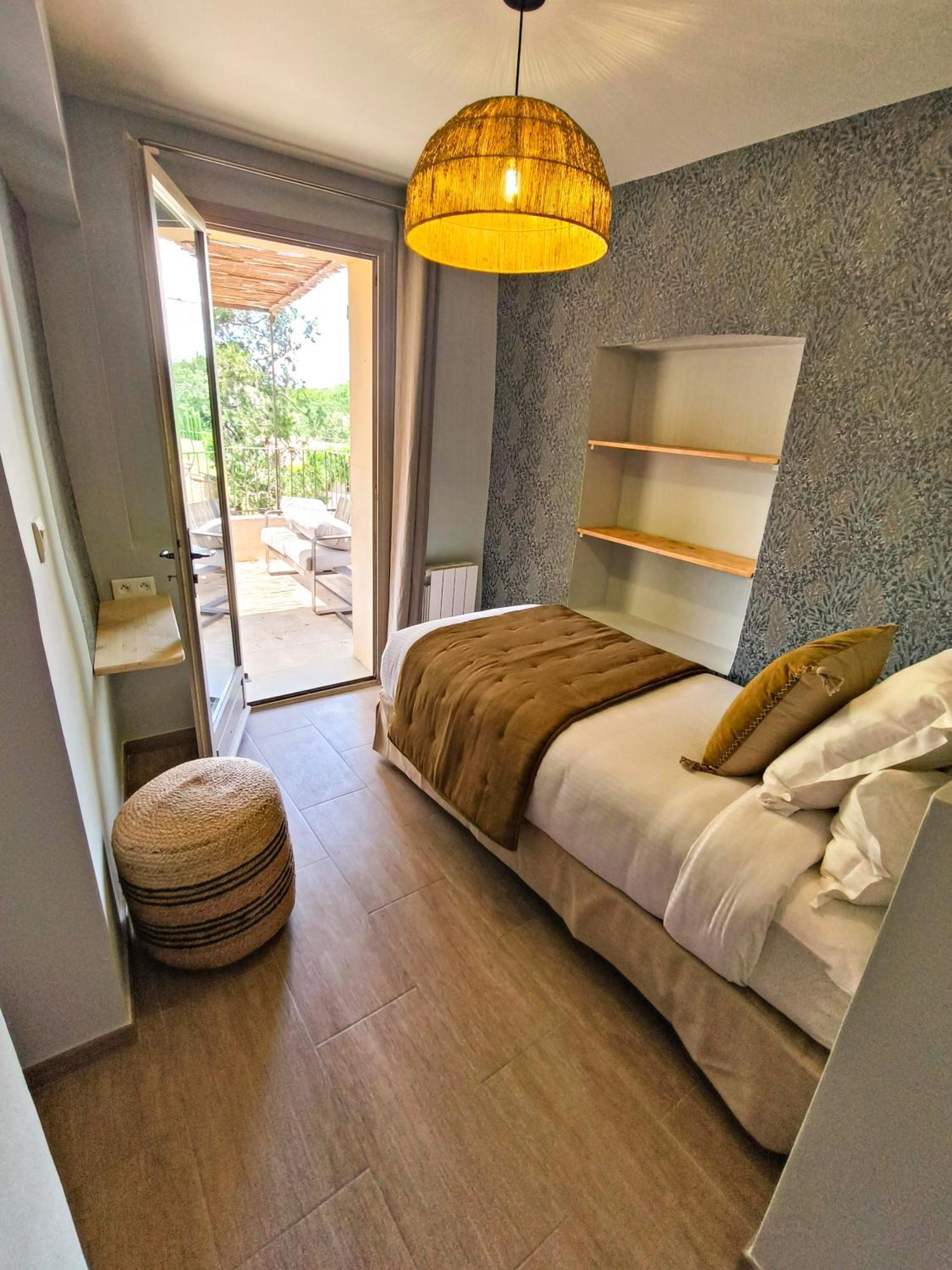Domaine De Montine De Charme Hotel *
